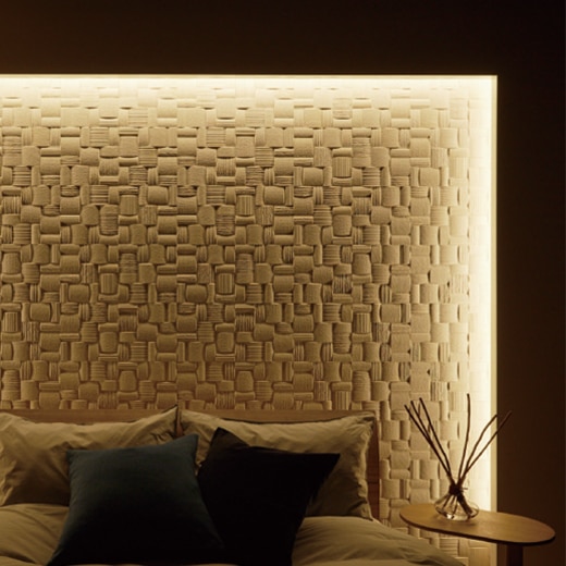 照明レベルによる壁面カラーの見え方（電球色2700Kの場合）画像：カーヴァ(アイボリー)