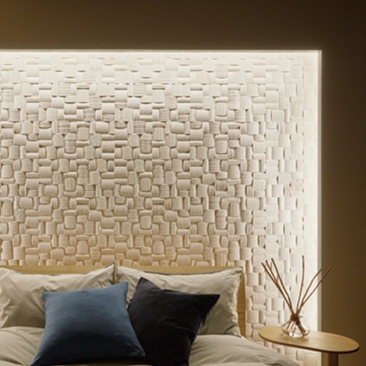 照明レベルによる壁面カラーの見え方（温白色3500Kの場合）画像：カーヴァ(アイボリー)