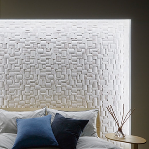 照明レベルによる壁面カラーの見え方（昼白色5000Kの場合）画像：カーヴァ(アイボリー)