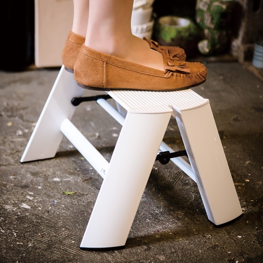 幅が広く、滑りにくい波型ステップ