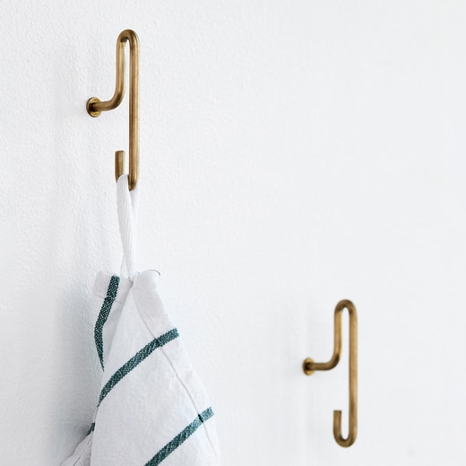 一般的なものとは真逆で、内側にフックがついているのが特徴です。