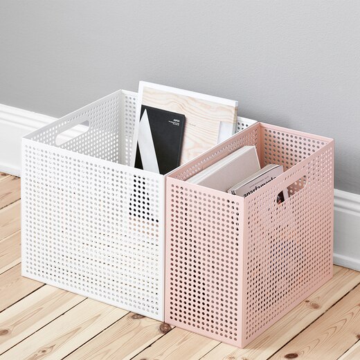 生活空間や作業空間に合わせて自由に組み合わせ、付属のパーツで連結することもできます(左：THE BOX L ホワイト / 右：THE BOX S ピンク(取扱なし))