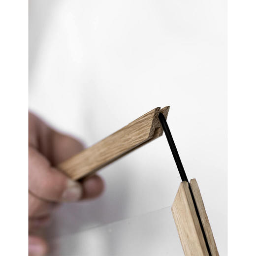 伸縮性のあるゴムバンドで留めるだけなので、付け外しは簡単