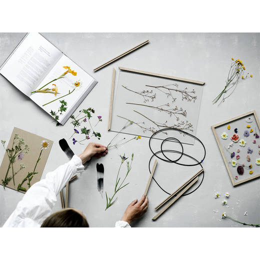 中に押し花をそのままレイアウトしたり、小さなポストカードを数枚挟んだりと、自由な発想でお楽しみいただけます