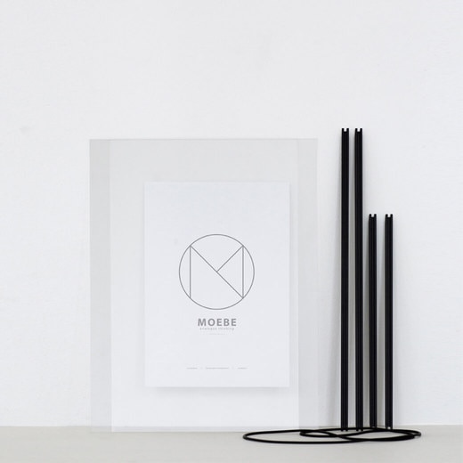 2枚のアクリルガラスを4本の枠で囲み、ラバーバンド1本で固定するというシンプルな構造です