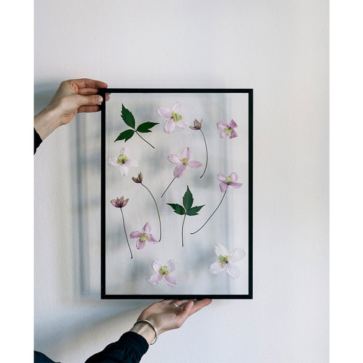 挟んだものが浮いているかのような、軽やかな見せ方ができるのはこのフレームならでは（画像はFRAME A3 ブラック）