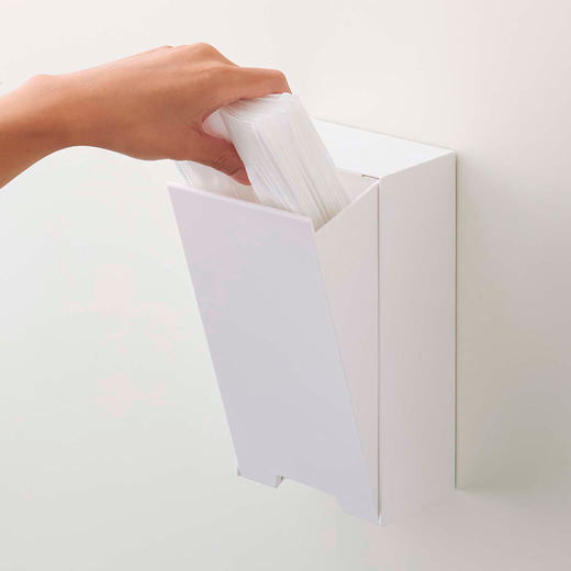 斜め開口で補充も簡単です。約30枚のマスクを収納できます。