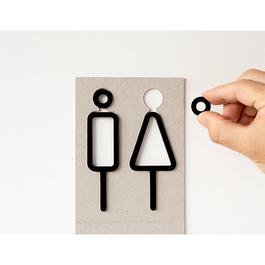 パッケージの台紙を使えば、どなたでもバランスよく貼ることができます。（画像：RESTROOM SIGN 2pcs ブラック）