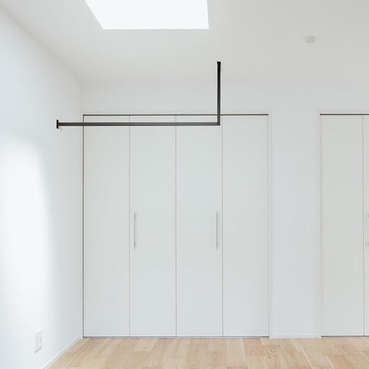 ブラケットは天井だけでなく壁にも取り付け可能なため、L字に施工することもできます。（カラー：ブラック）