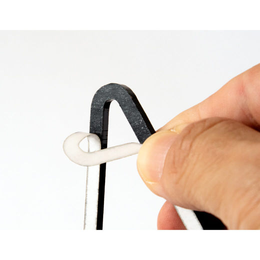 アクリル製本体の裏に貼られた両面テープをはがすだけなので、取り付けも簡単。