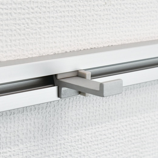 不意な下からの衝撃で簡単に外れない抜け止めパーツ付き。（画像のカラーは取扱なし)