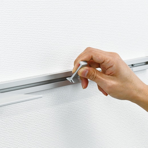 上からレールの溝に差し込みます。取付け後も使いたい位置にスライドすることが出来ます。（画像のカラーは取扱なし)