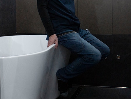 万が一浴槽に腰かけてもバスタブが傾かないように工夫されています。