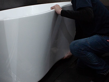 バスタブを引いたり、浮かせたりして浴槽下をお掃除できます。