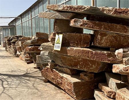 採石場から切り出された石板