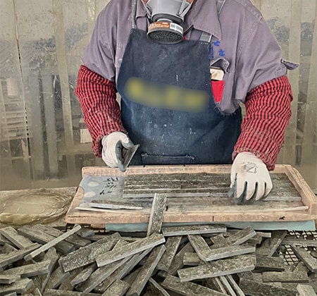 1つずつパズルのように組み合わせてボンドで接着する