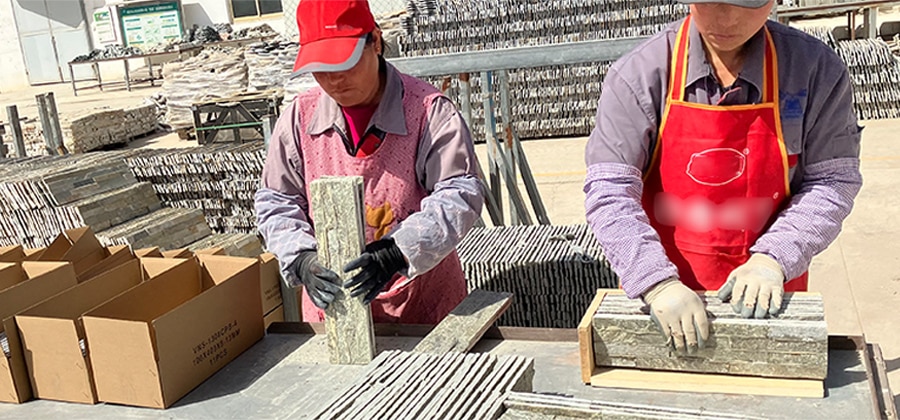 梱包も手作業。厚みも基準内に収まっているかを確認します