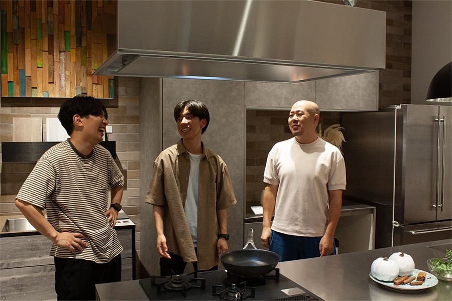左から、企画開発課の白石・山下・福永