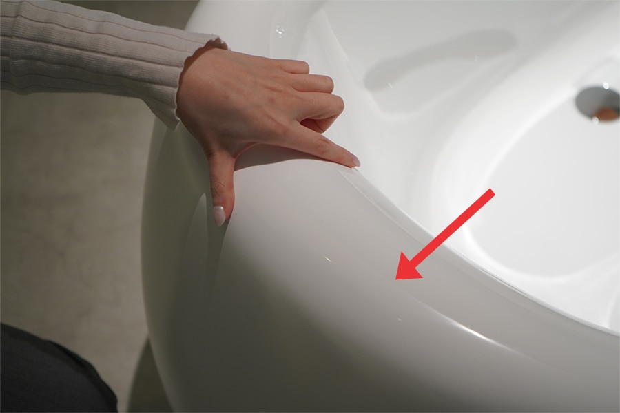 手作業で研磨された、外側のマットな質感と内側のツヤのある質感の境目