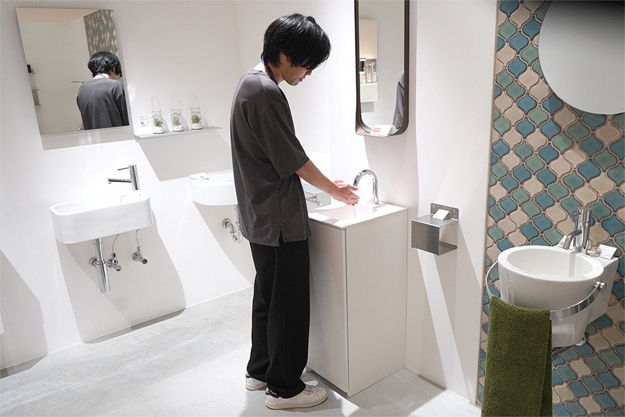 コンパクトながら機能も十分な《ソリディオ》で手を洗う様子