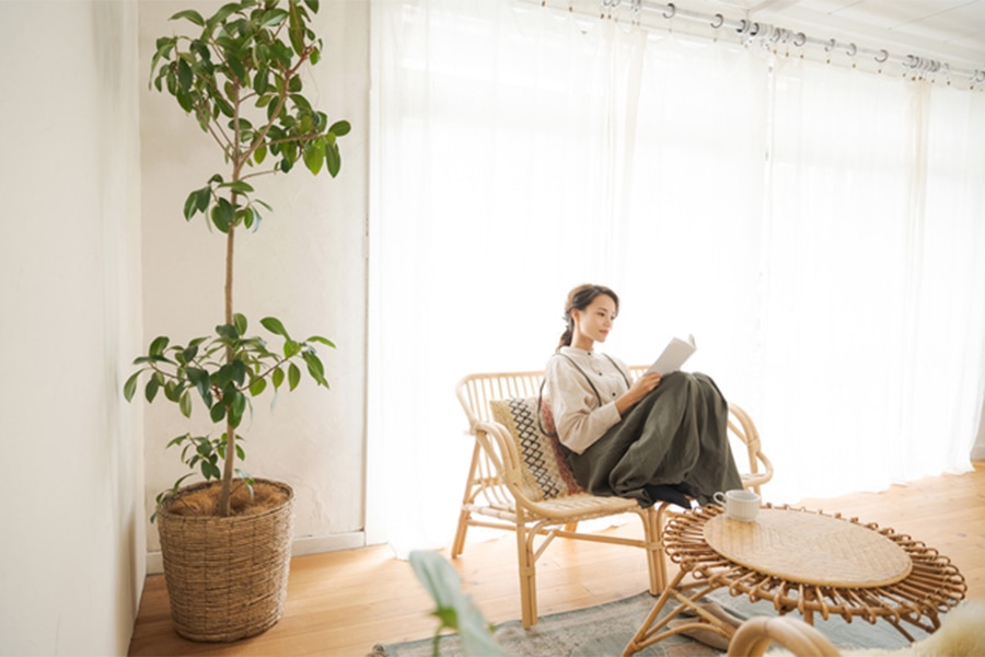 リビングで読書をする女性