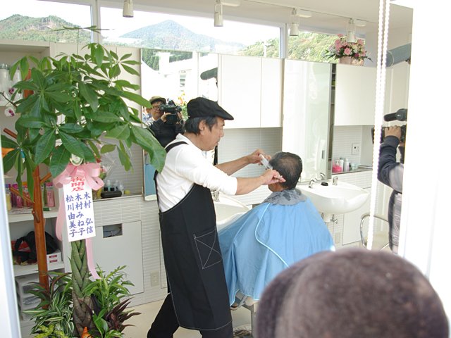 理髪店:オープンと同時に入店された第1号のお客様。