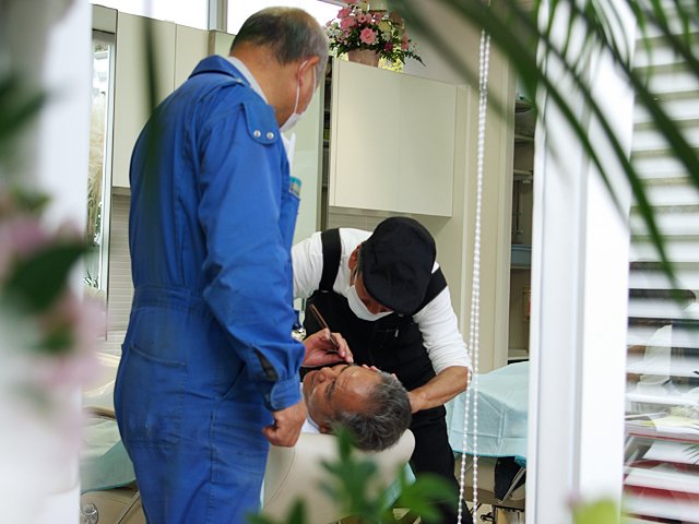 理髪店:気持ちよさそうに顔剃りをされるお客様。