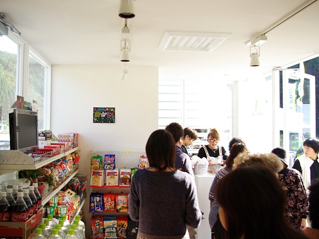 物販店:手作りのディスプレイが心地よい賑わいのある店内。