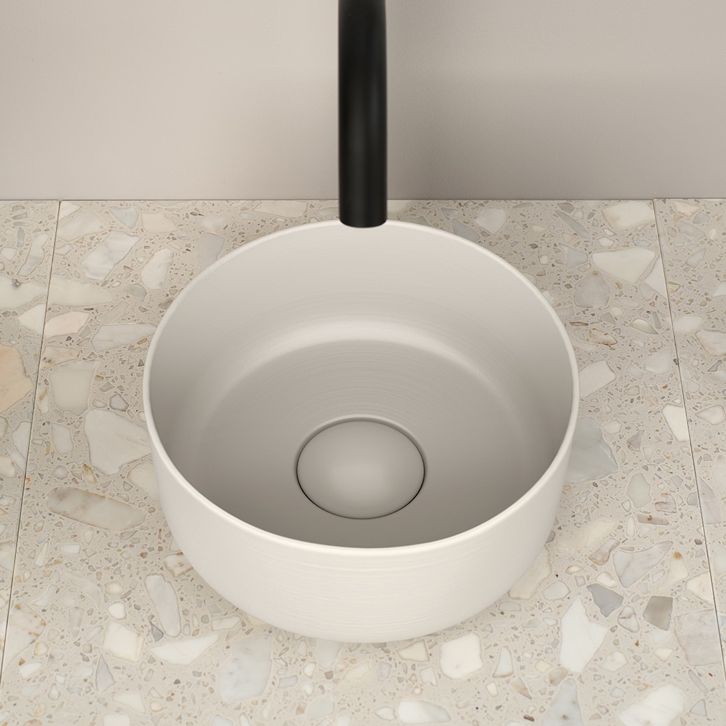 匠の技でこそ生み出せる、陶器としては薄いエッジ。