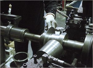 ヘラ絞り加工の様子