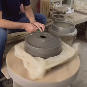 手ロクロによる仕上げ加工