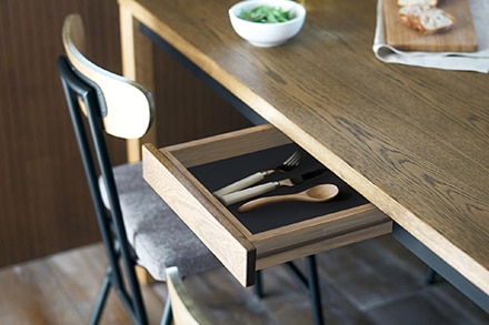 ADRSテーブル　スタンの小物収納の様子