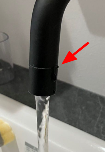 マットブラック水栓の吐水口（スパウト）のつなぎ目