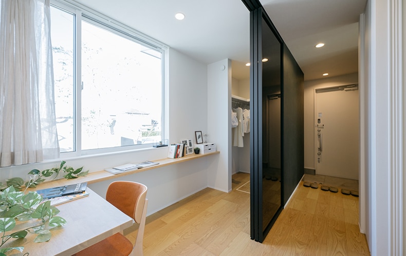 玄関入ってすぐの書斎スペース