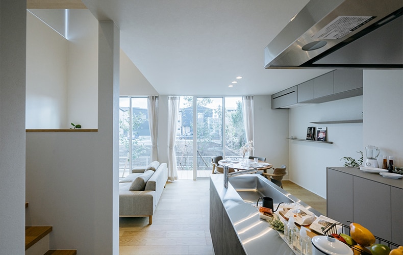 外と中の繋がりがあるリビング