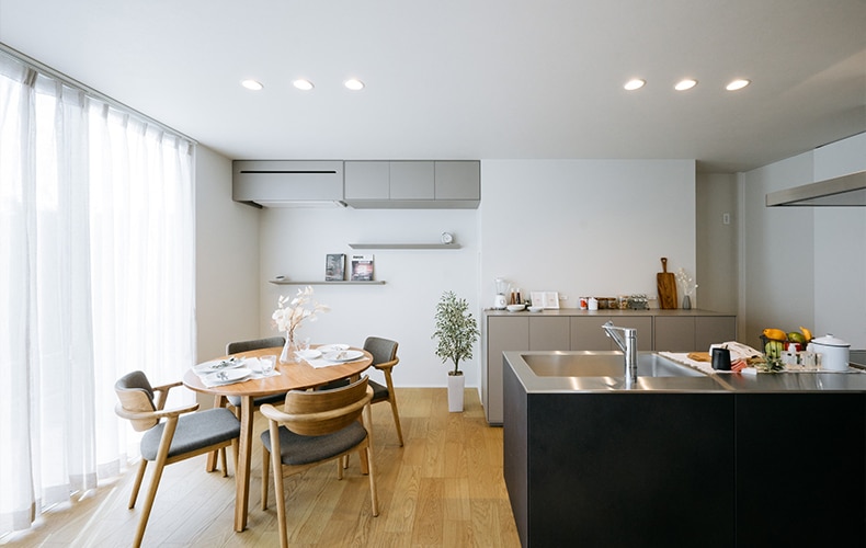 生活感の出やすいエアコンは、カバーで目隠し