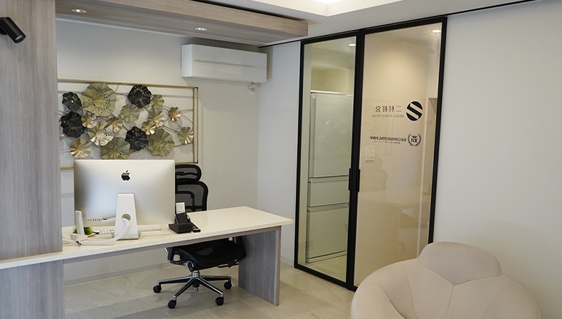 廊下と事務所の間仕切りクアドロスリム