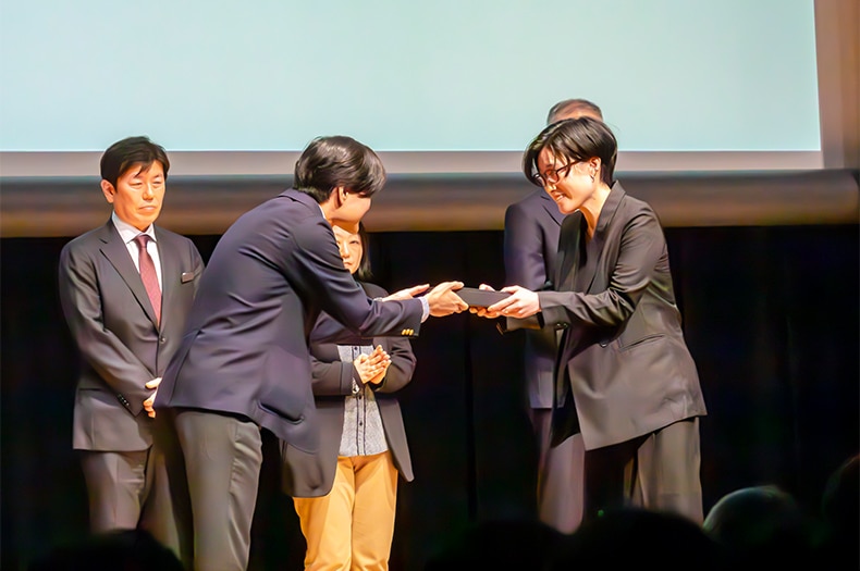 「TECTURE AWARD 2025」授賞式の様子 ALTS DESIGN OFFICE 設計を担当した佐々木様（右）