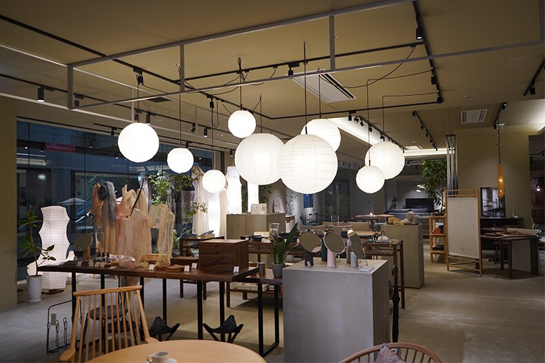 オリジナルの家具が並ぶショップ