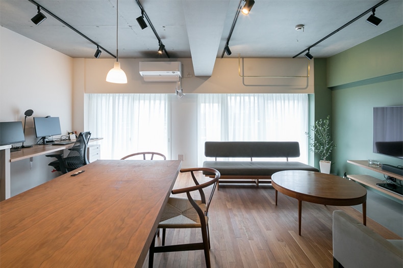 大人数でも広々使えるダイニングテーブル