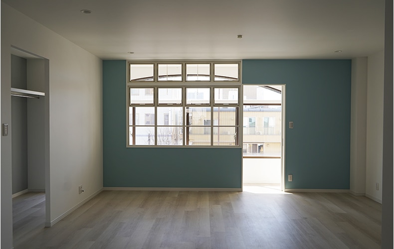 大きな窓が特長のお部屋「BREEZE」 床材《楽lock(木目)》