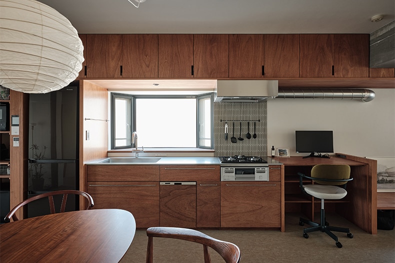 椅子の色をベースに木材を選定。ワークチェアは《vertebra03》