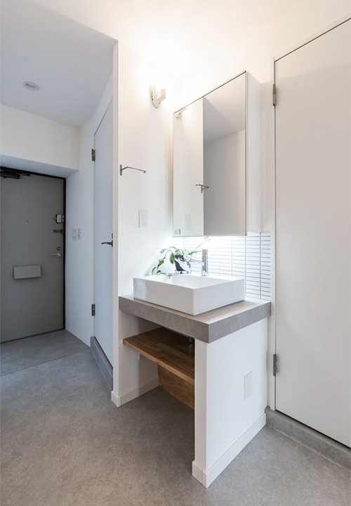 タイル《ウォルノットボーダー》 洗面台《カスタムカウンター》を使用したオレンジハウス様の事例