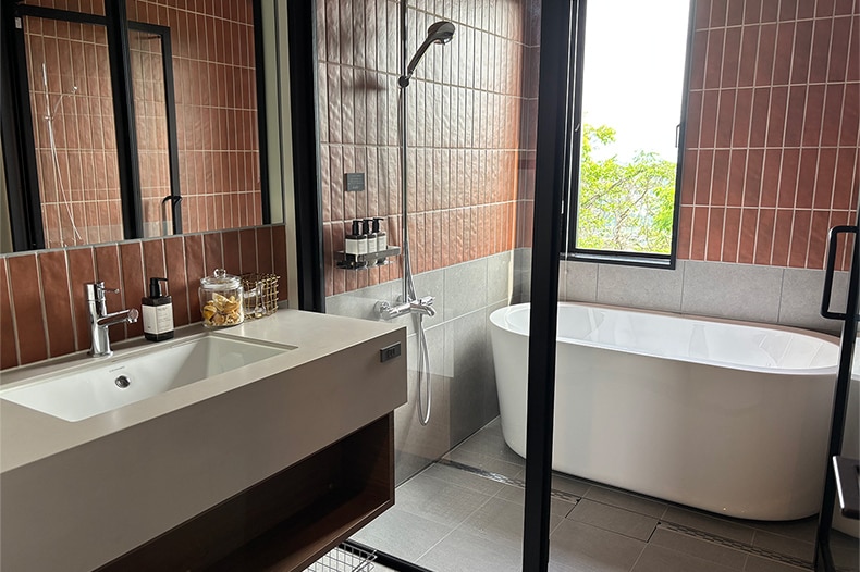 洗面ボウル《テオレマ2.0》、壁タイル《アルジーレ》、バス《バルネア》