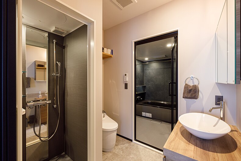 洗面、システムバス、シャワーブースの様子