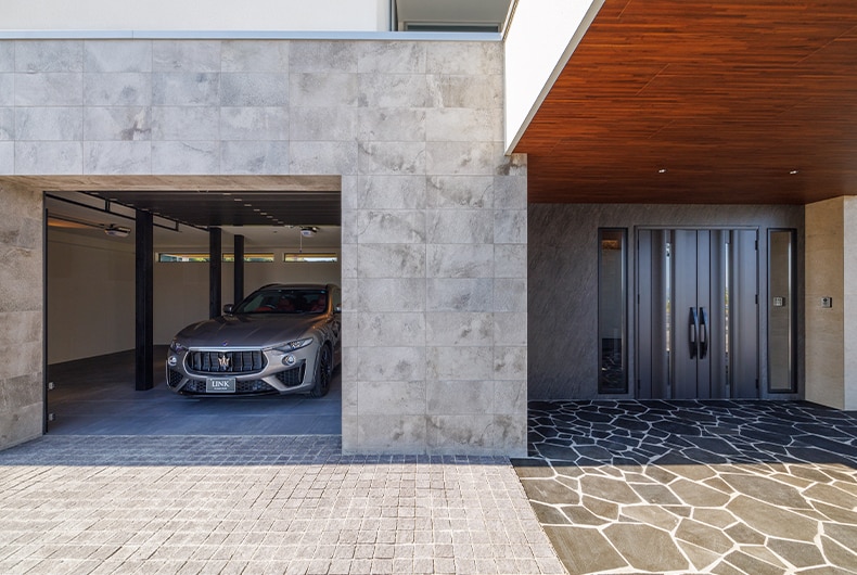 タイルを組み合わせた玄関