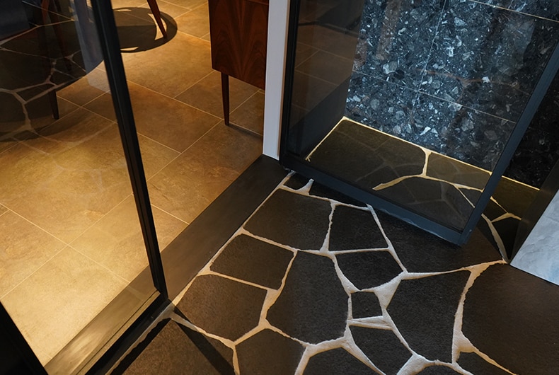 空間の仕切りにステンレスの見切り材