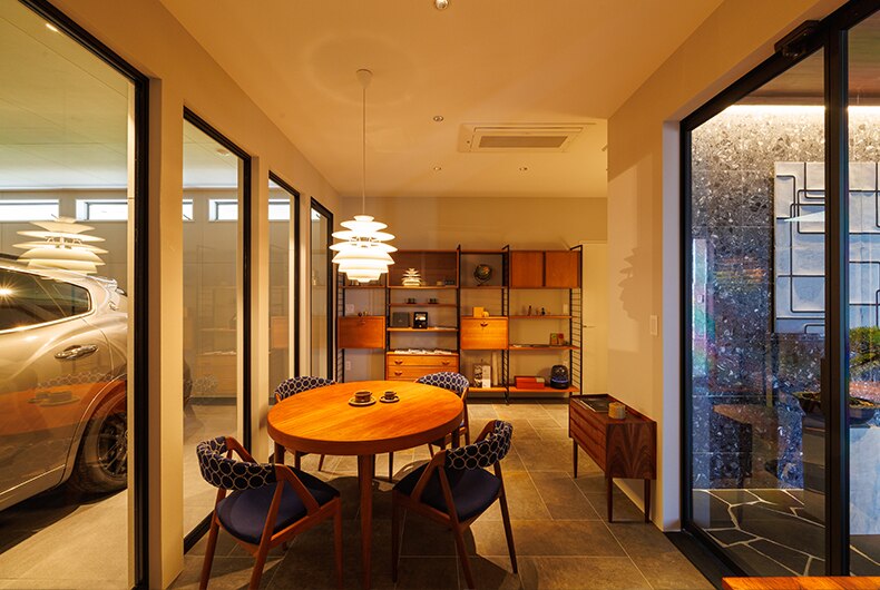 書斎も兼ねたガレージ