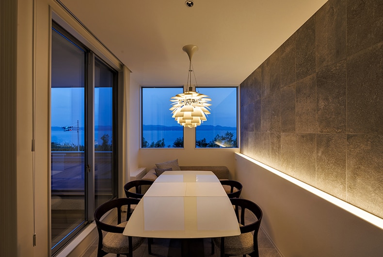 夜のダイニングスペース