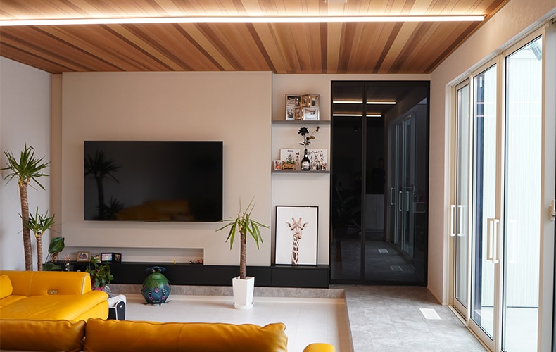 モダンな印象の１階リビング